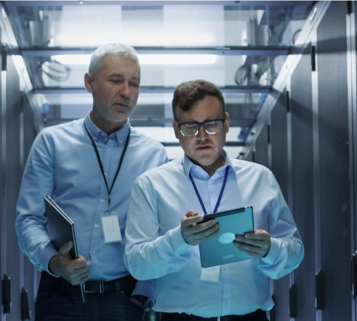dois homens dentro de data center com tablet