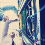 dois homens operando cabos ethernet