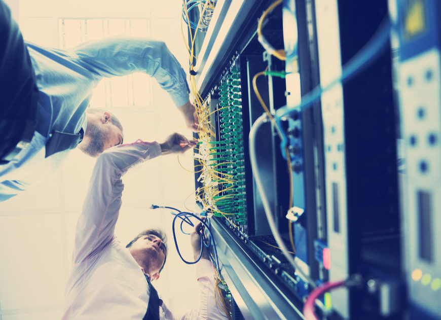 dois homens operando cabos ethernet