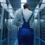 homem segurando cabos em data center