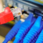 cabo vermelho perto de cabos azuis conectados