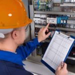engenheiro fazendo laudo elétrico