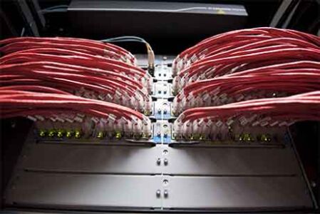 Close cabeamento estruturado vermelho