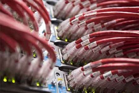 Close cabeamento estruturado vermelho