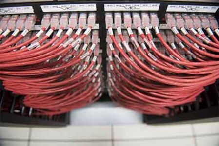 Close cabeamento estruturado vermelho